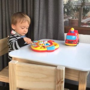 Mesa más 2 sillas
Tamaño 2 (de 4 a 6 años) 
Blanco natural