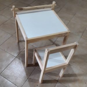 Mesa con porta rollo y silla