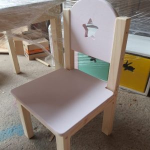 Mesa con 2 sillas (primera etapa 1 a 3 años)